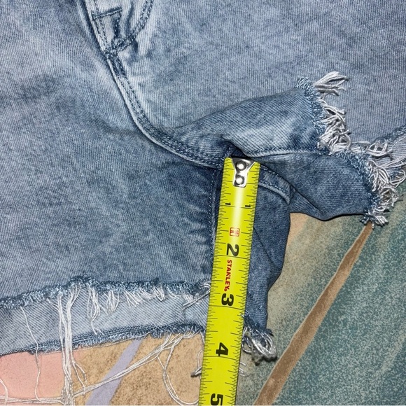 Good American Good 90s Cut Off Jean Shorts Size 2 / 26 Medium-Light Wash - Picture 7 of 7